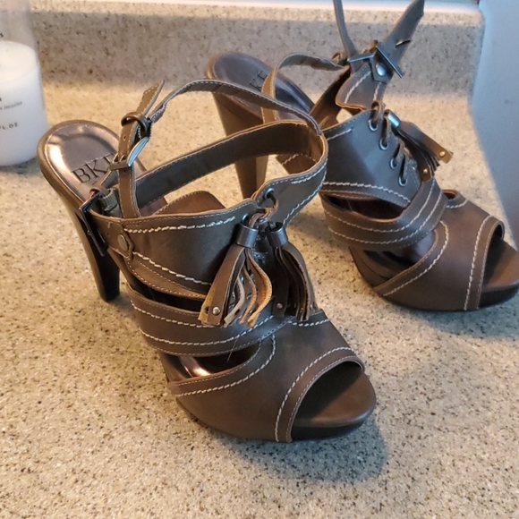 Heels - Picture 2 of 4